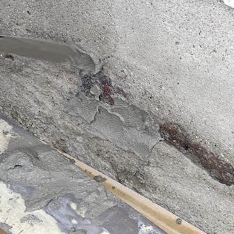 Skader i sokkelpuds: Læg den tynde mørtel på Skader i sokkelpuds: Læg den tynde mørtel på